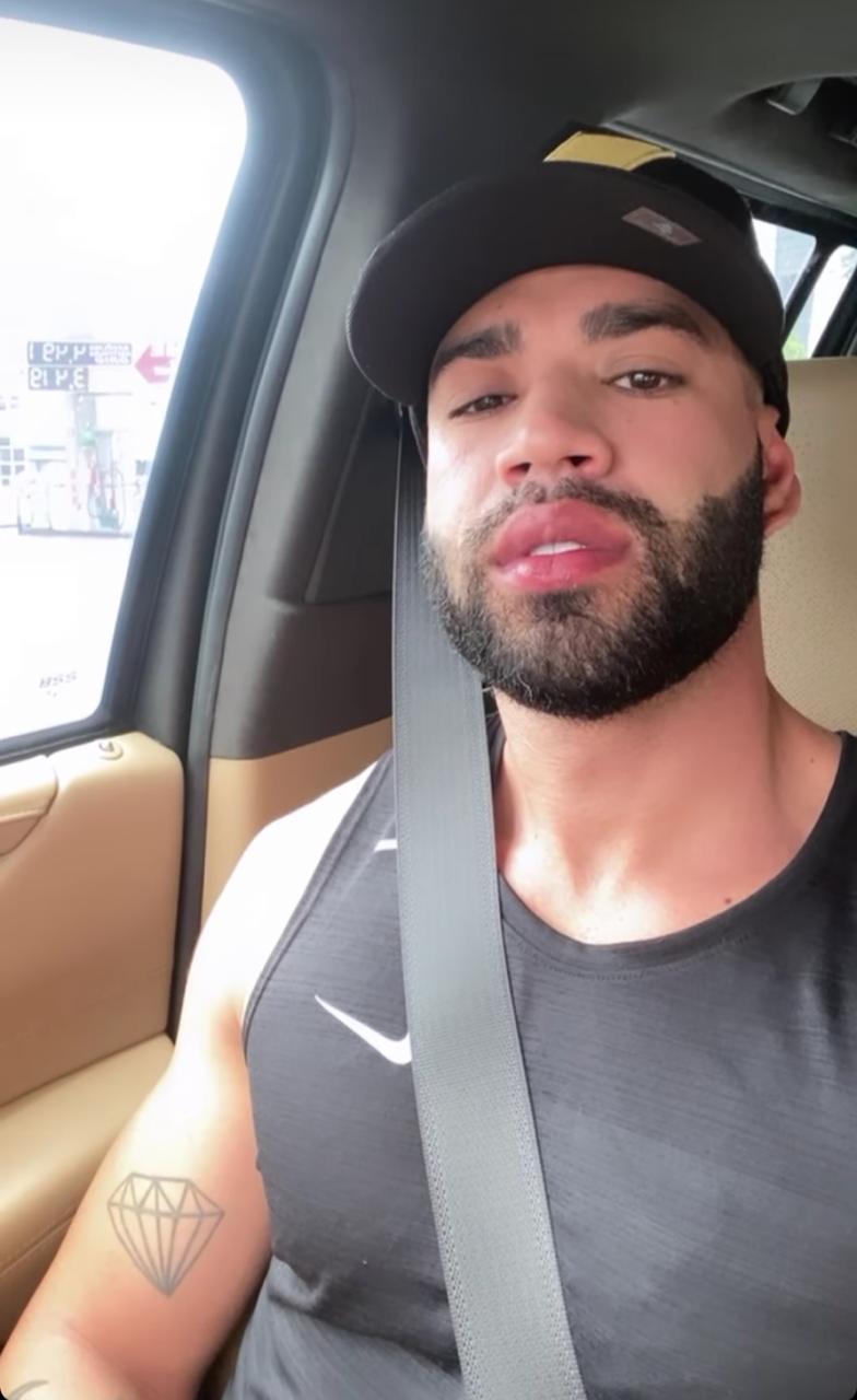 Gusttavo Lima dentro do carro (Reprodução: Instagram) 