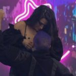 A Fazenda: Lucas “mama” nos seios de Raissa no meio da festa e deixa público sem acreditar