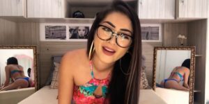 Modelo brasileira passa dos limites, sorteia virgindade e cria polêmica na web: “Vocês vão amar”