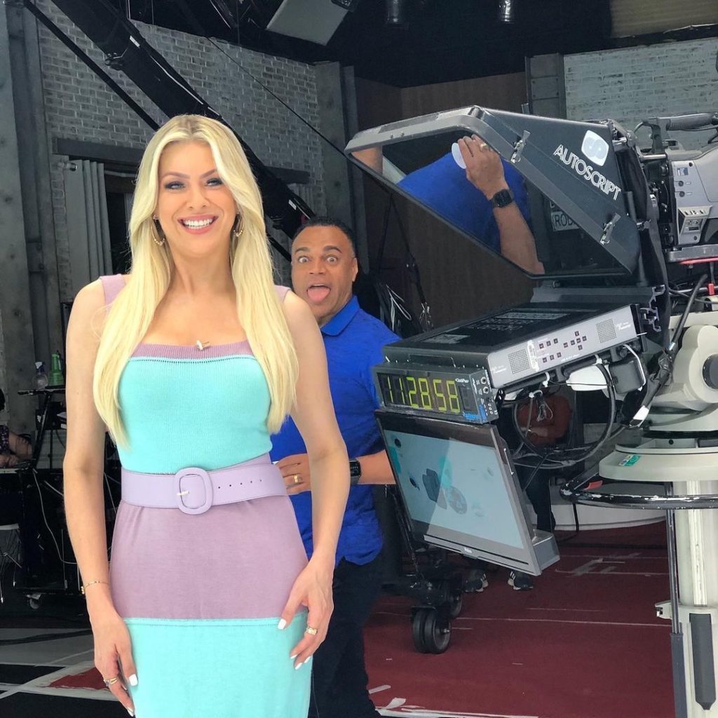 Denílson e Renata Fan flagrados nos bastidores (Foto: Reprodução)