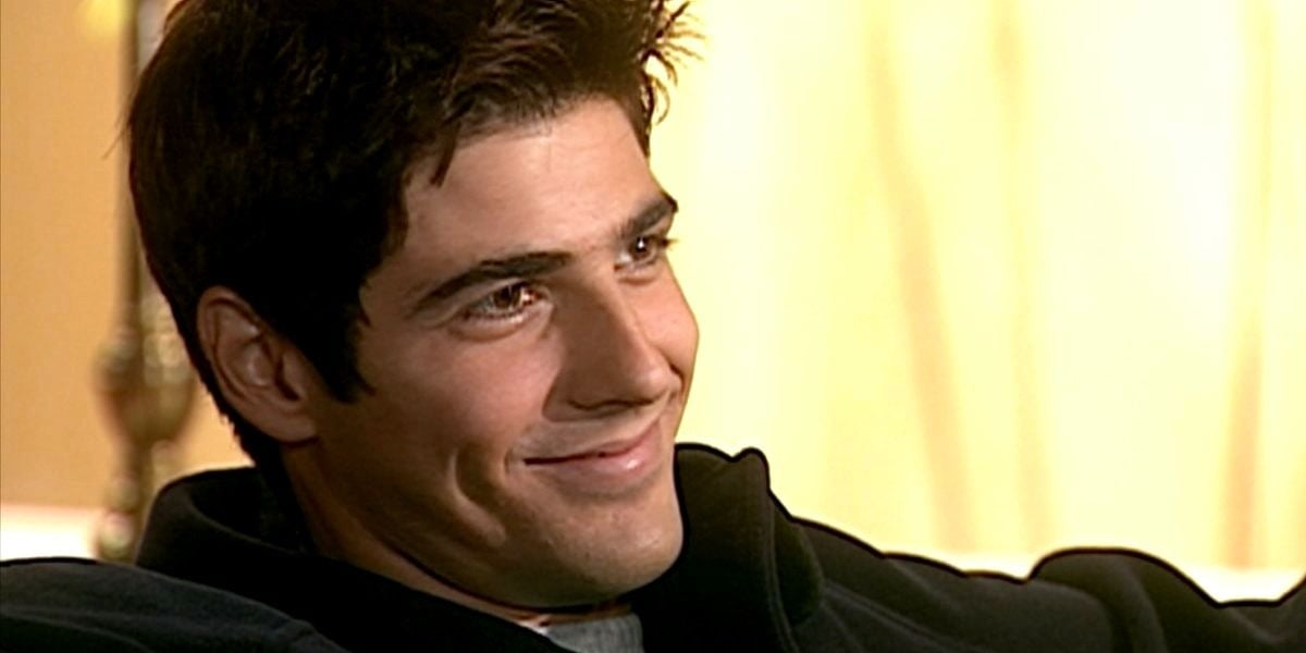 Edu sorrindo em cena da novela Laços de Família