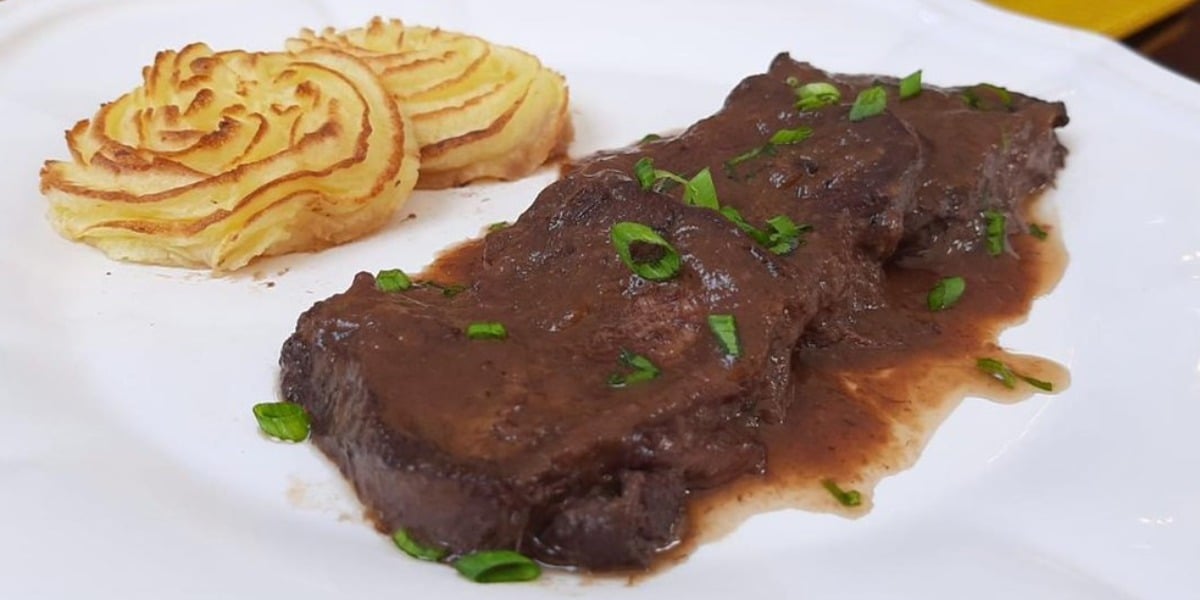 Ana Maria Braga prepara língua ao vinho tinto no Mais Você de hoje (Foto: Reprodução)