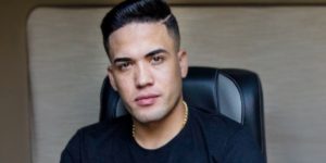 Mc Brisola, após ter nude chocante divulgado, surge em vídeo seminu todo melado: “3 comprimentos”