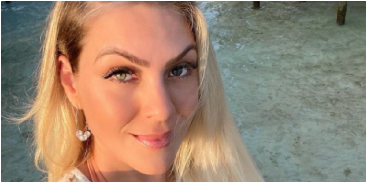 Renata Fan surgiu com a mão na cintura e roupa coladinha ao corpo (Foto: Reprodução/ Instagram)