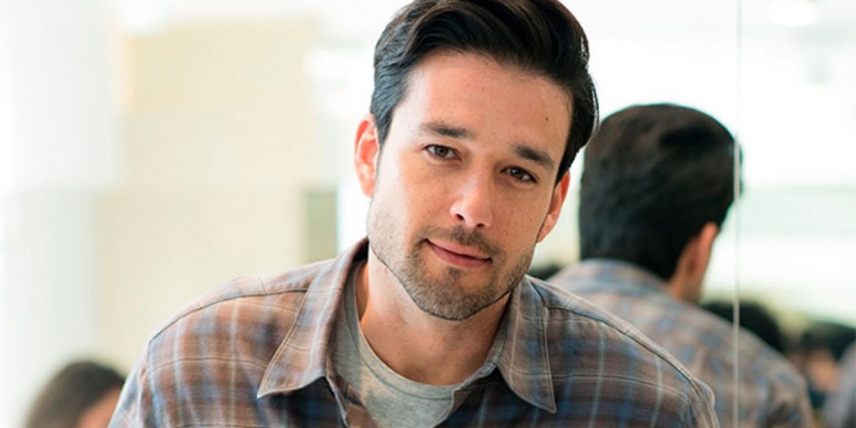 Sergio Marone surge sem roupa em sacada (Foto: Reprodução)