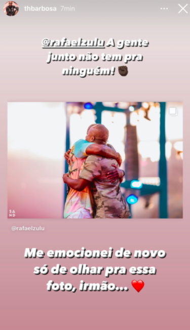 Thiaguinho surge agarrado com amigo e assume amor em declaração (Reprodução) 