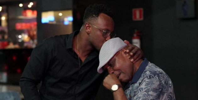 Thiaguinho surge beijando músico (Reprodução) 