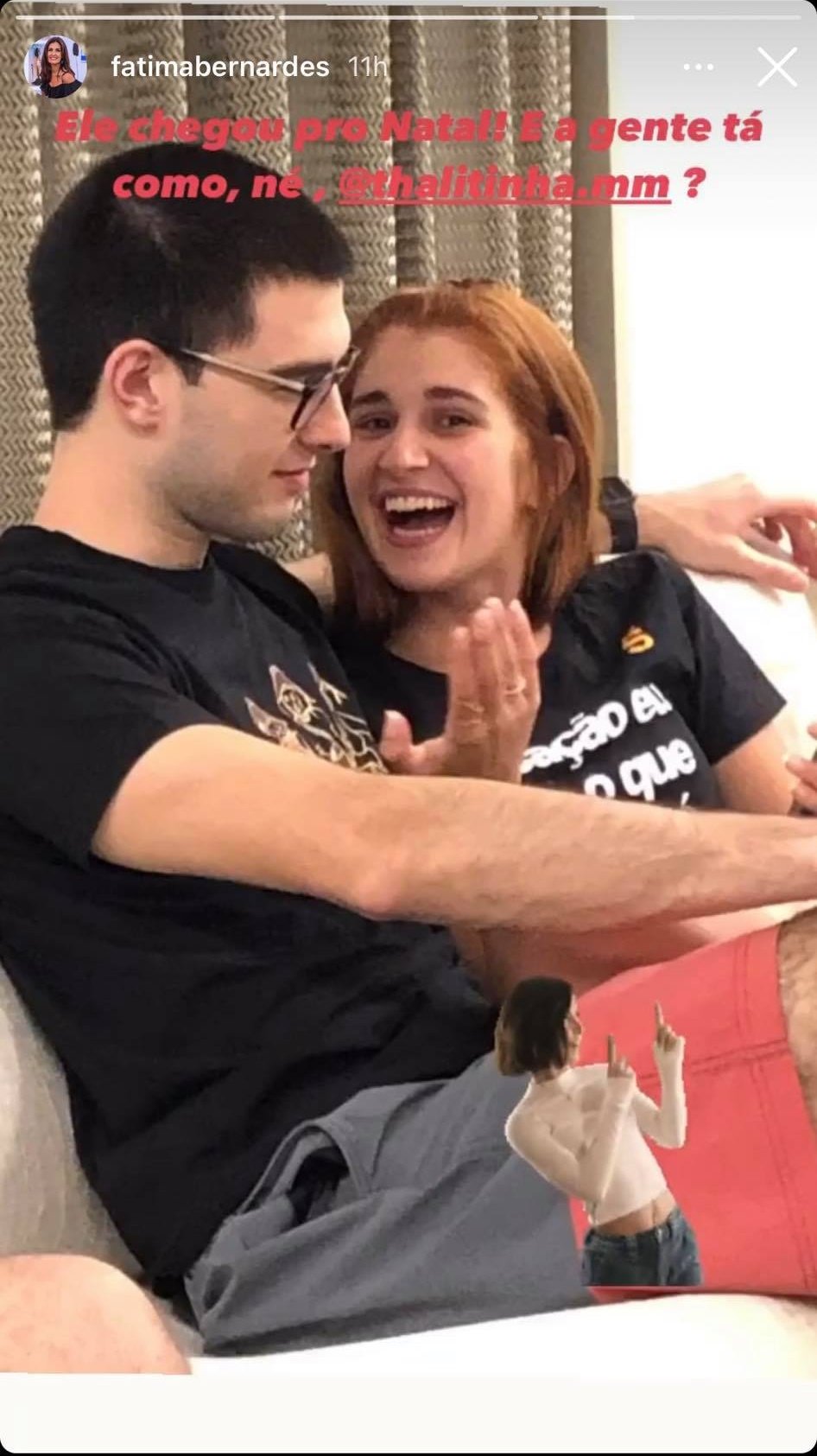Filho de Fátima Bernardes, Vinicius Bonemer, ao lado da namorada em foto publicada pela apresentadora (Imagem: Reprodução)