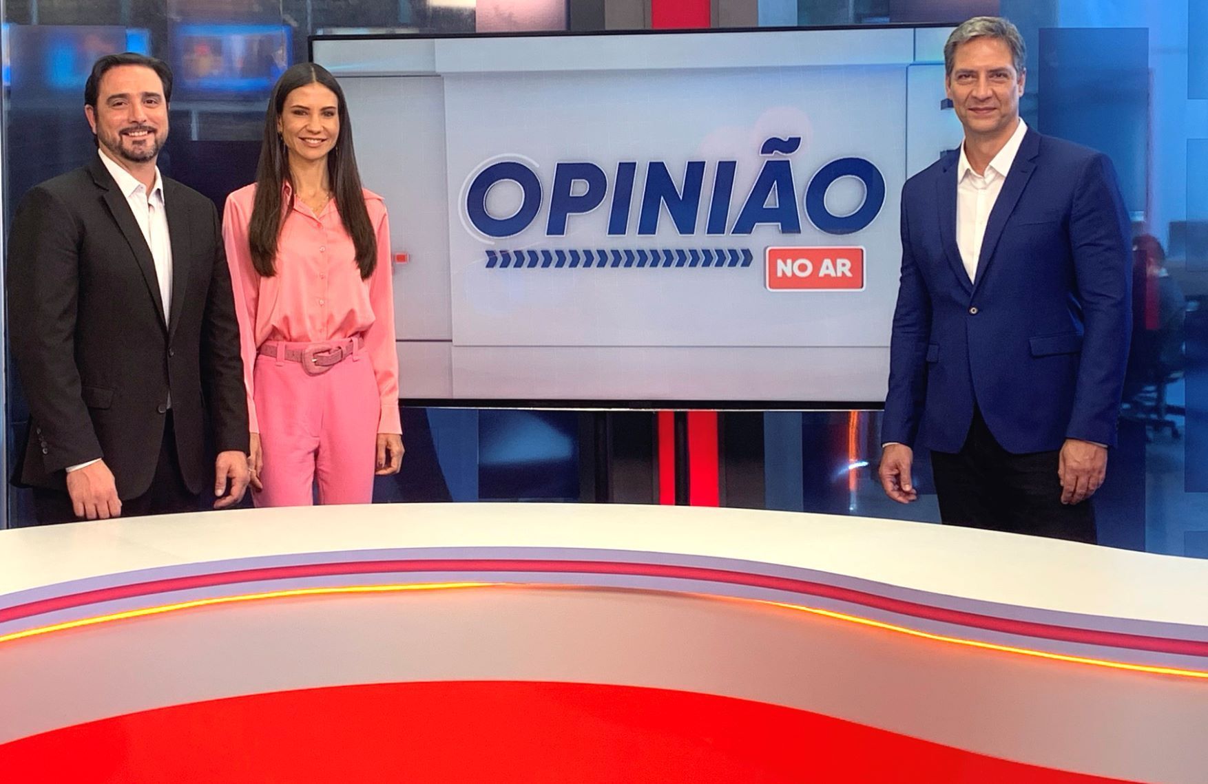 Ernesto Lacombe comanda o programa Opinião no ar na RedeTV! (Foto: Divulgação)