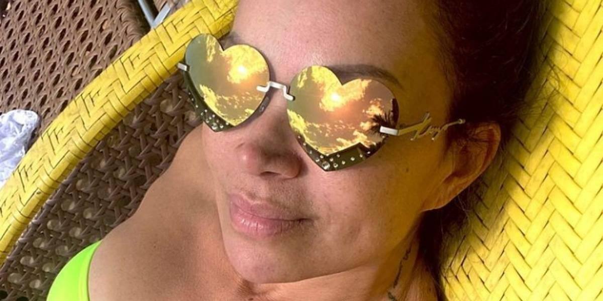Cantora Solange Almeida mostra boa forma em clique quente (Foto: Reprodução)