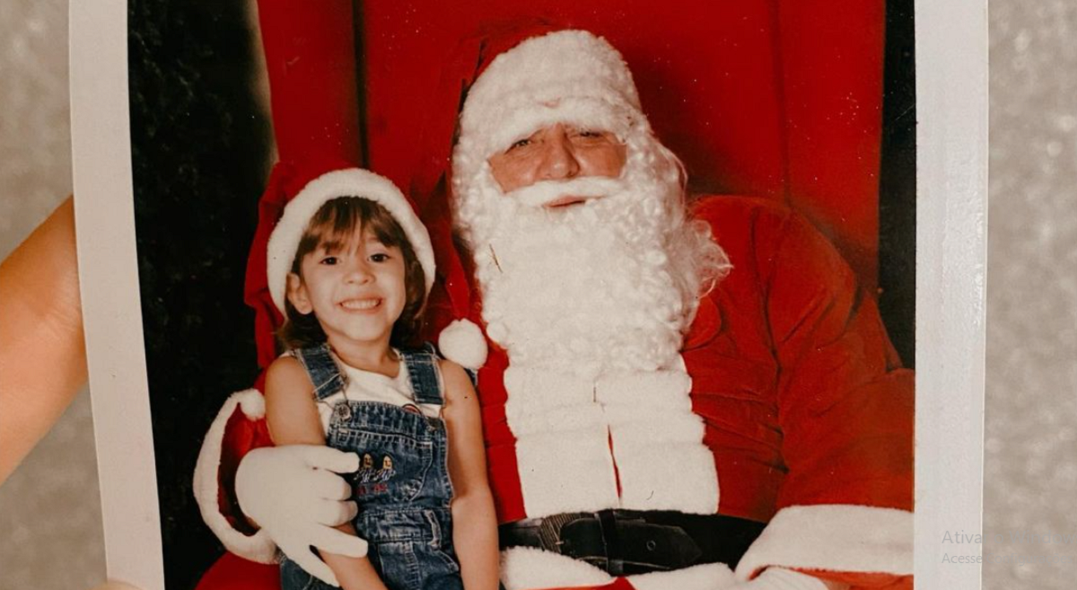 Ana Clara com papai noel na infância (Foto: Reprodução)