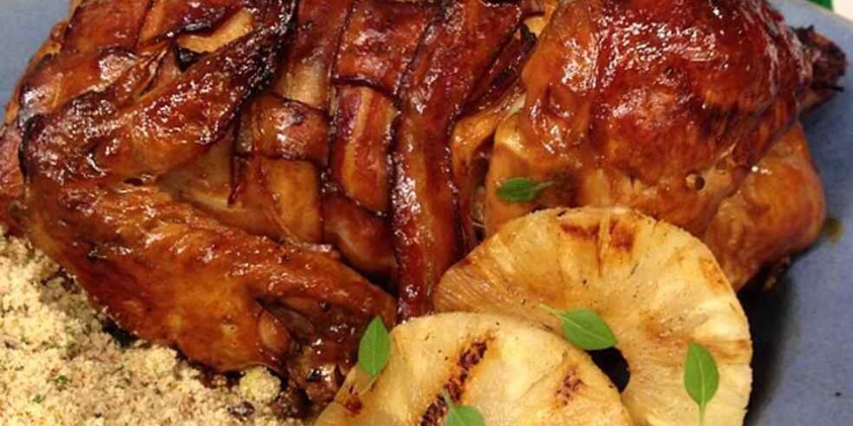 Ave com bacon preparada por Ana Maria Braga (Foto: Reprodução)