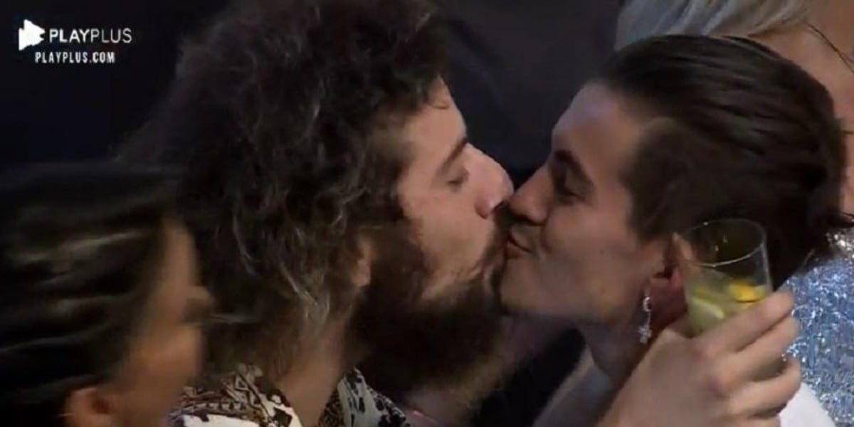 Momento em que Cartolouco e Biel se beijaram em A Fazenda 12 (Foto: Reprodução)