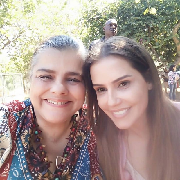 Christina Rodrigues e Deborah Secco nos bastidores de "Segundo Sol" (Foto: Reprodução)