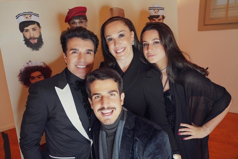 Claudia Raia, seu marido e seus dois filhos (Foto: Divulgação)