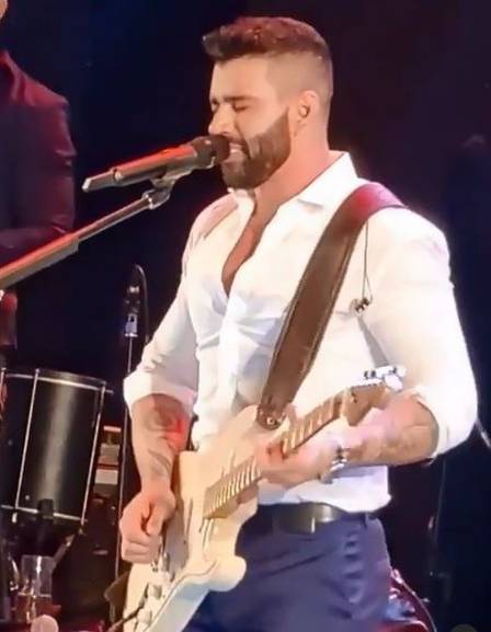 Gusttavo Lima durante apresentação em clube de pôquer (Foto: Reprodução)