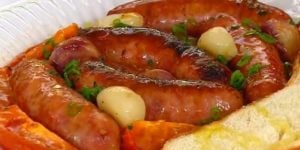 Linguiça ao forno com tomates preparada por Ana Maria Braga (Foto: Reprodução)