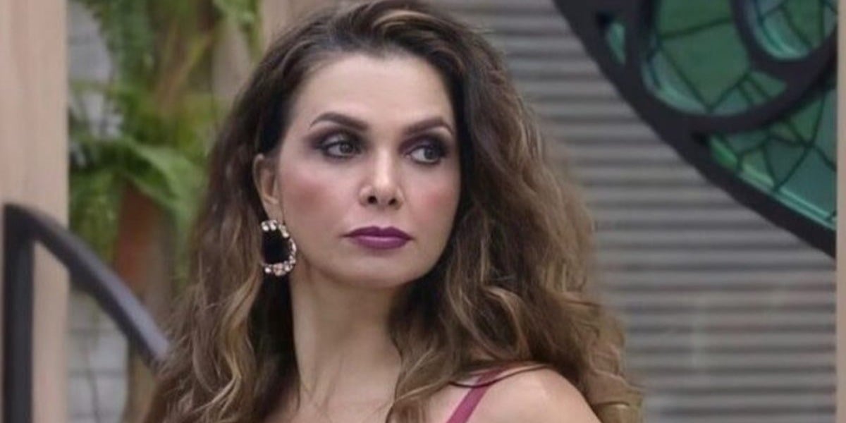 Luiza Ambiel celebra saída de Mariano de A Fazenda 12 (Foto: Reprodução)