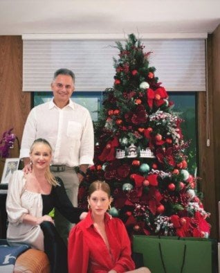 Marina Ruy Barbosa ficou distante do marido em pleno Natal 