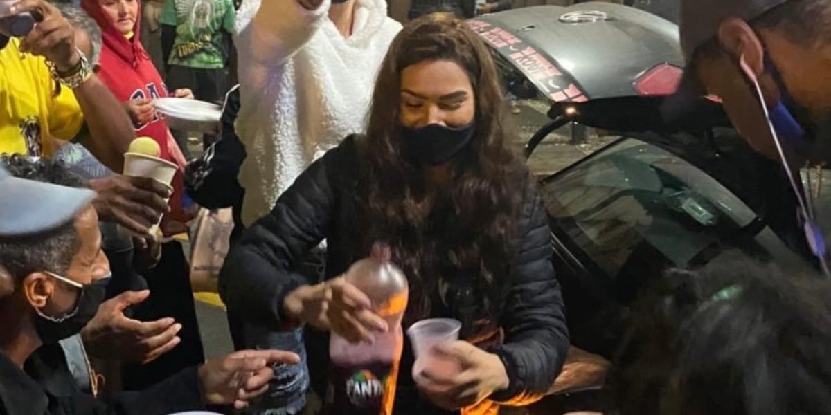 Raissa Barbosa alimentando os moradores de rua em São Paulo (Foto: Reprodução)