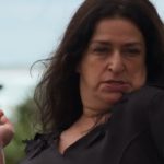 Teodora está presa em ilha em Haja Coração (Foto: Reprodução/Globo)