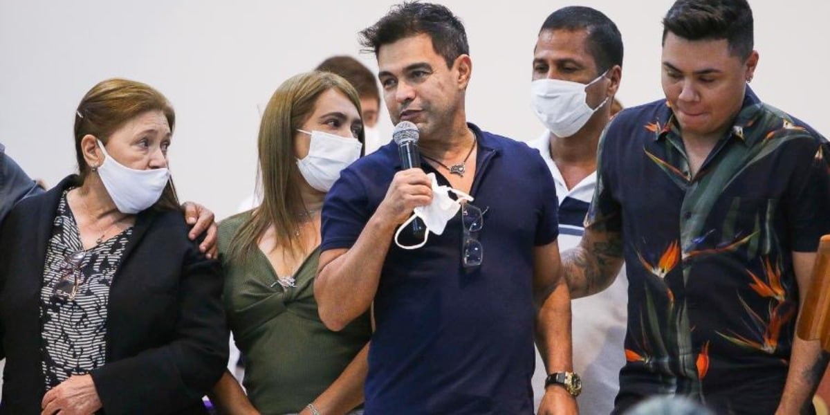 Zezé Di Camargo cantando na missa do pai (Foto: Reprodução)