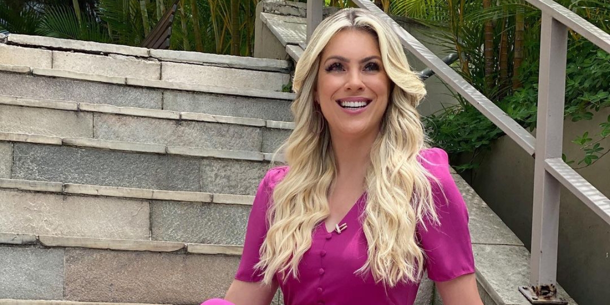 Renata Fan encanta durante comando em "Jogo Aberto", da Band (Reprodução)