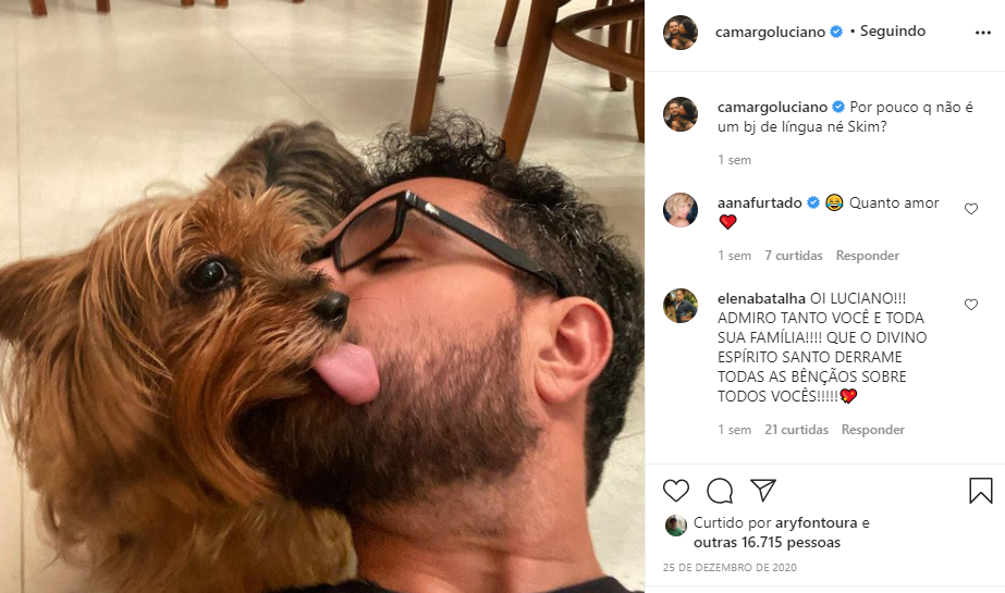 Cantor levou lambida do companheiro de estimação