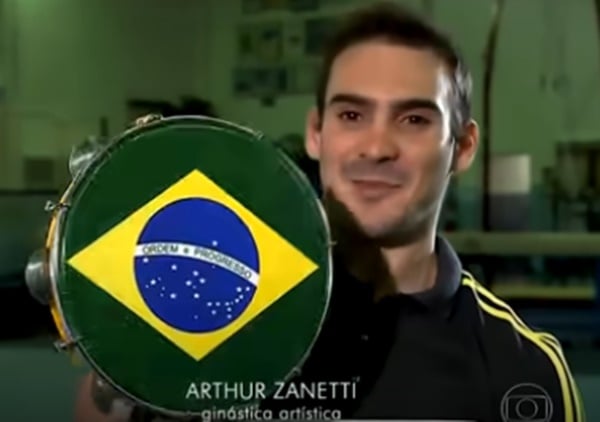 Arthur Zanetti ganhou um pandeiro no Amigo Secreto da Globo (Foto: Reprodução)