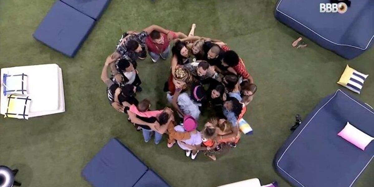 Participantes do BBB21 reunidos no jardim da casa (Foto: Reprodução)