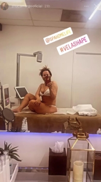 Zilu surge em cima da mesa somente de roupa íntima (Reprodução) 