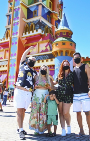 Sikêra JR ao lado da família (Reprodução) 