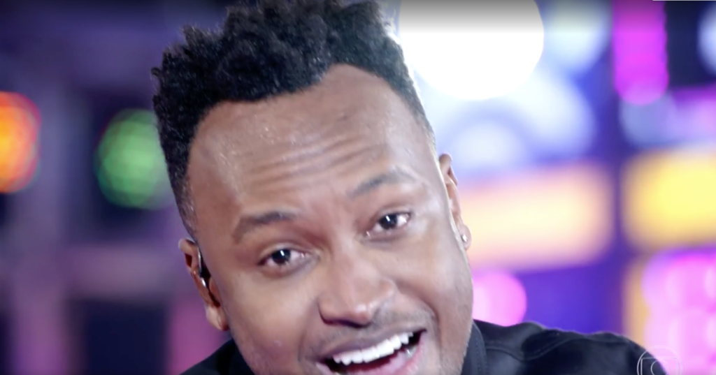 Cantor Thiaguinho esteve  presente no palco do Domingão do Faustão (Foto reprodução) 