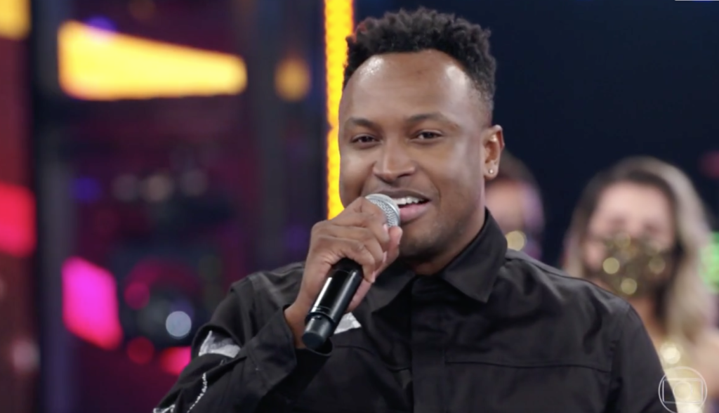 Cantor Thiaguinho esteve presente no palco do Domingão do Faustão (Foto reprodução)