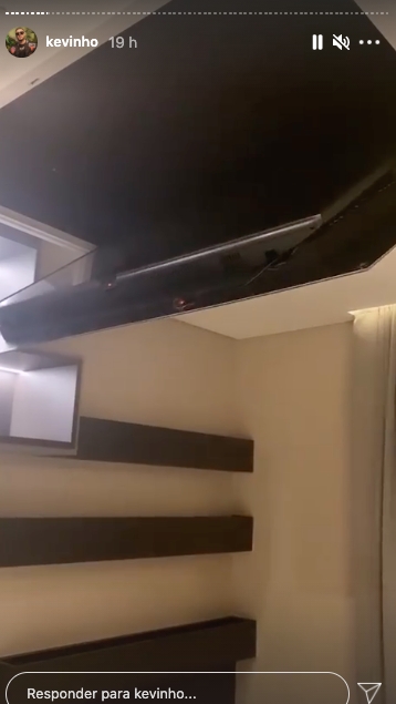 Artista faz tour por sua nova mansão (Reproduzir) 