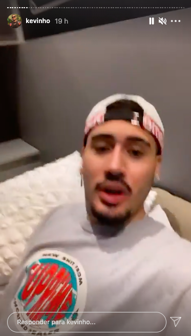 Artista faz tour por sua nova mansão (Reproduzir) 
