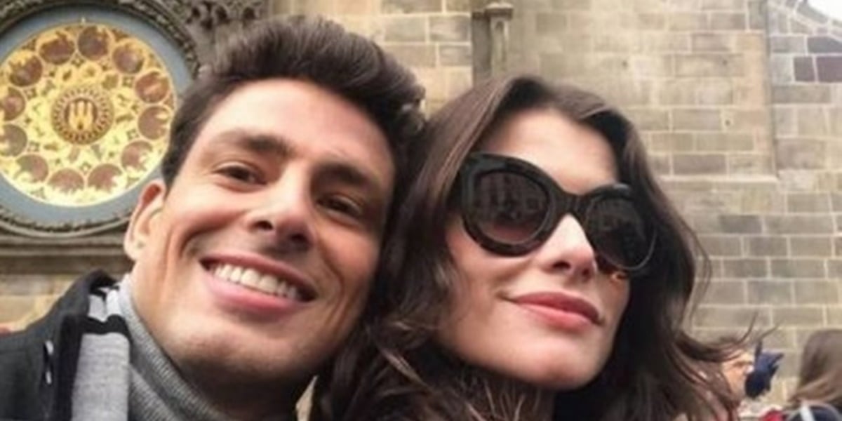 Cauã Reymond e Alinne Moraes nos bastidores da novela (Foto: Reprodução)