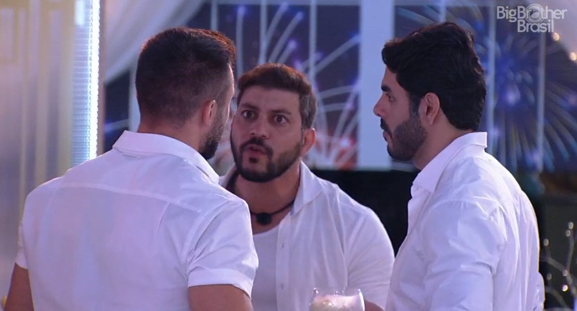 Caio e Rodolffo Arthur conversando na festa do BBB21 (Foto: Reprodução)