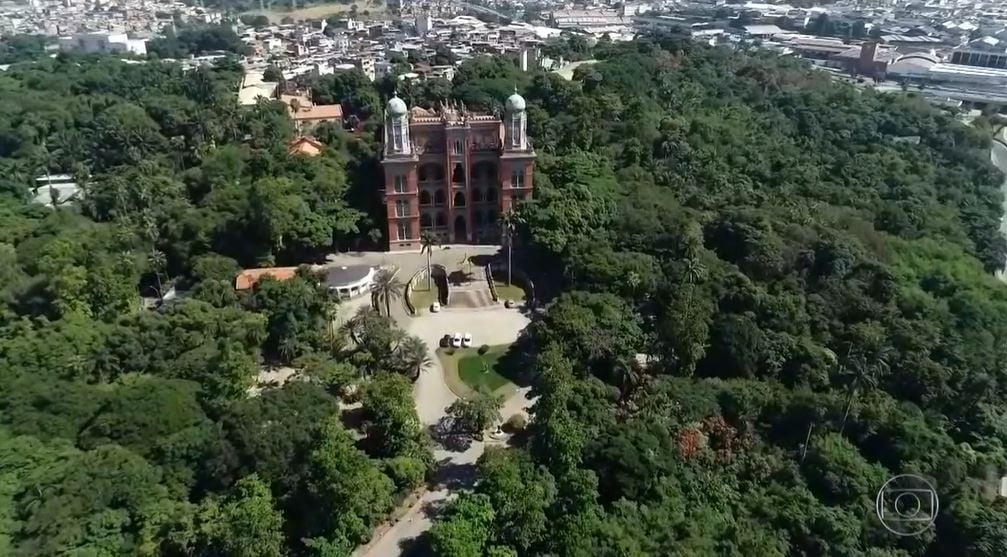 A Globo acionou os helicópteros para exibir imagens da Fiocruz, no Rio de Janeiro (Foto: Reprodução/TV Globo)