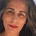 Glória Pires não quer saber mais de WhatsApp (Foto: Reprodução)