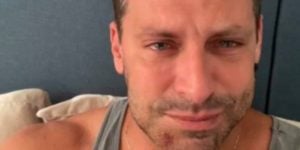 Henri Castelli surgiu em vídeo com rosto deformado (Foto: Reprodução)