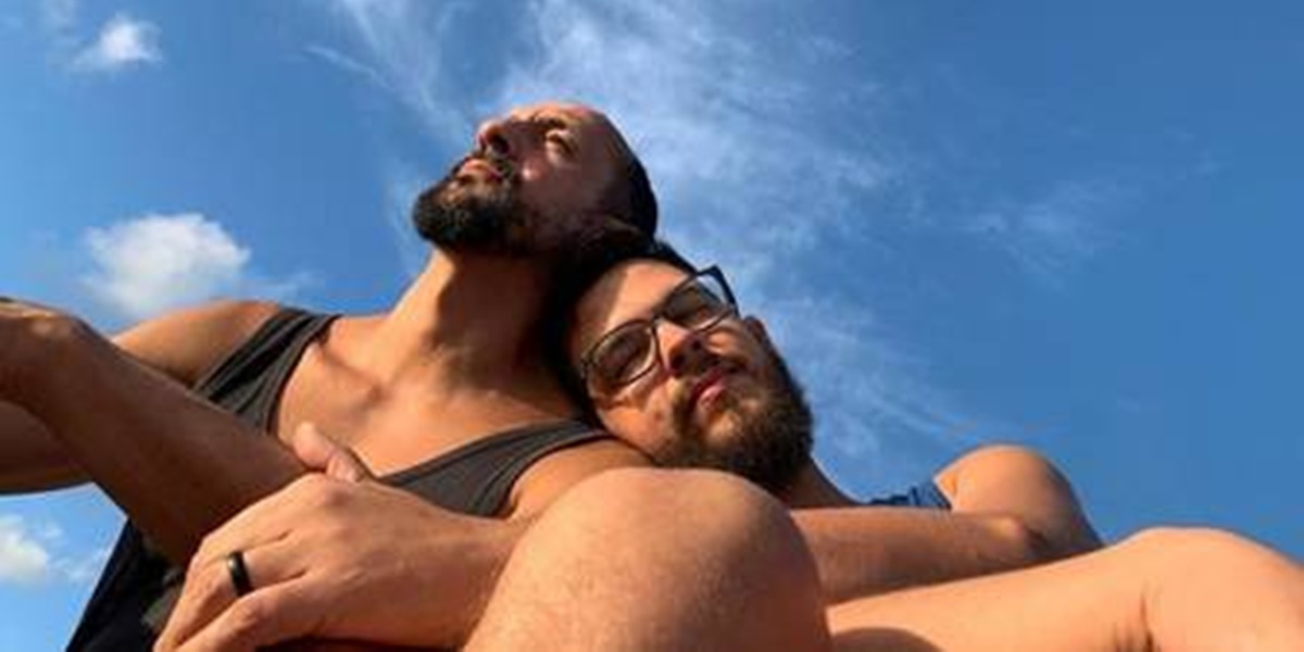 Irandhir Santos ao lado do marido (Foto: Reprodução)