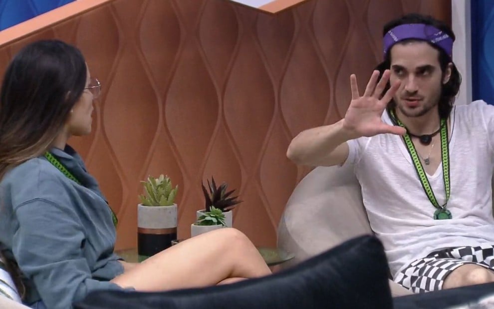 Juliette e Fiuk conversando no BBB21 (Foto: Reprodução)