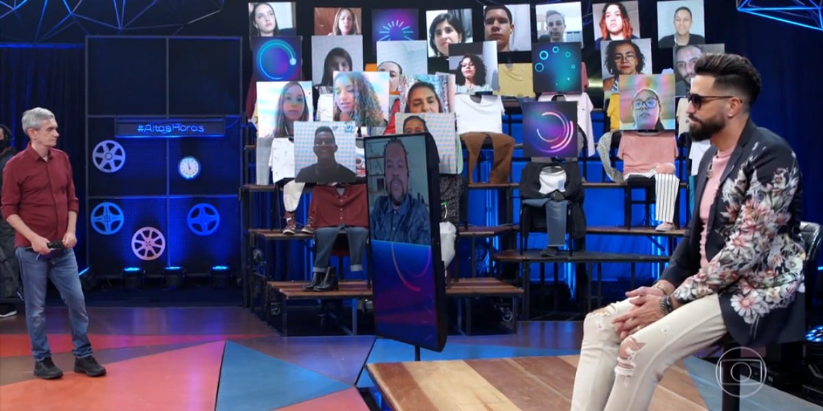 Latino e Babu Santana se encontram no 'Altas Horas' e cantor surpreende com garfe - Foto: Reprodução/GloboPlay