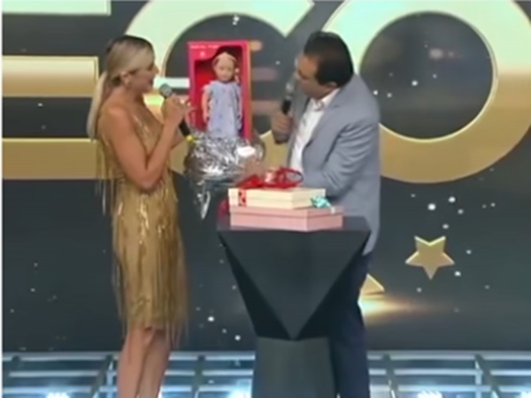 Ticiane Pinheiro recebeu boneca de presente na Record (Foto: Reprodução)