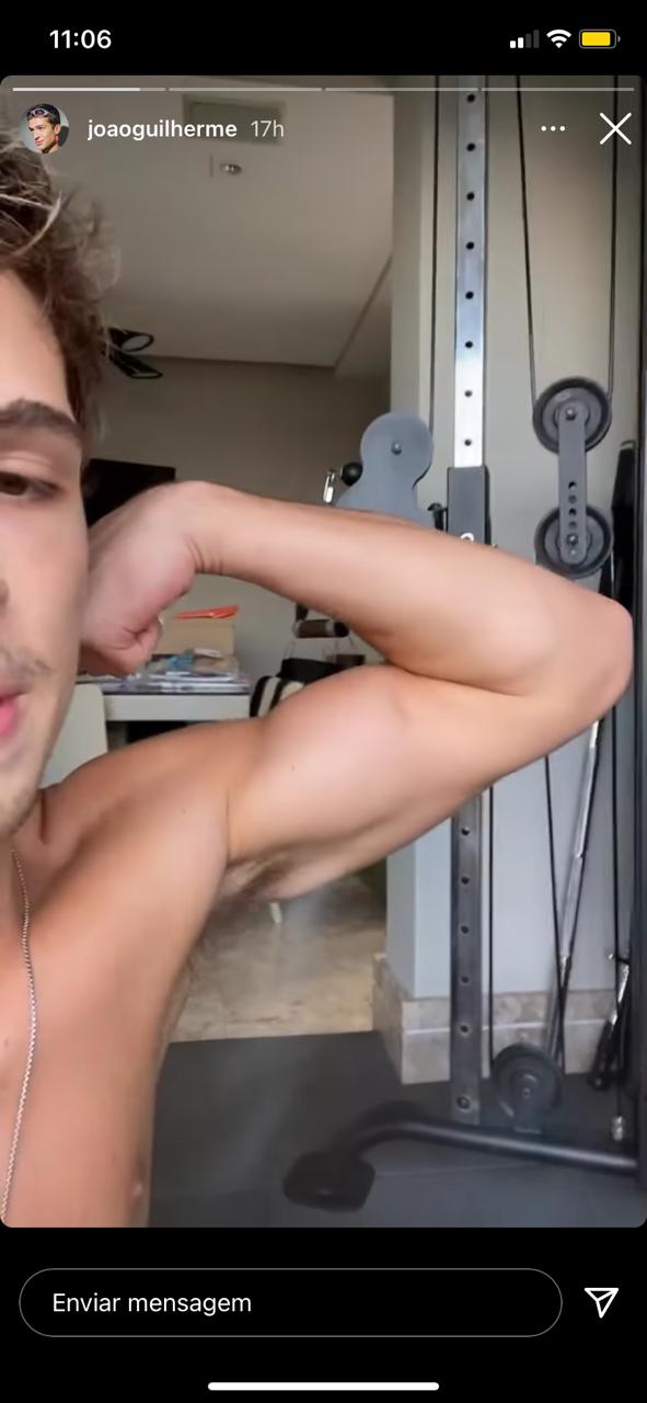 João Guilherme surge nu e deixa parte íntima peludinha à mostra (Reprodução: Instagram)