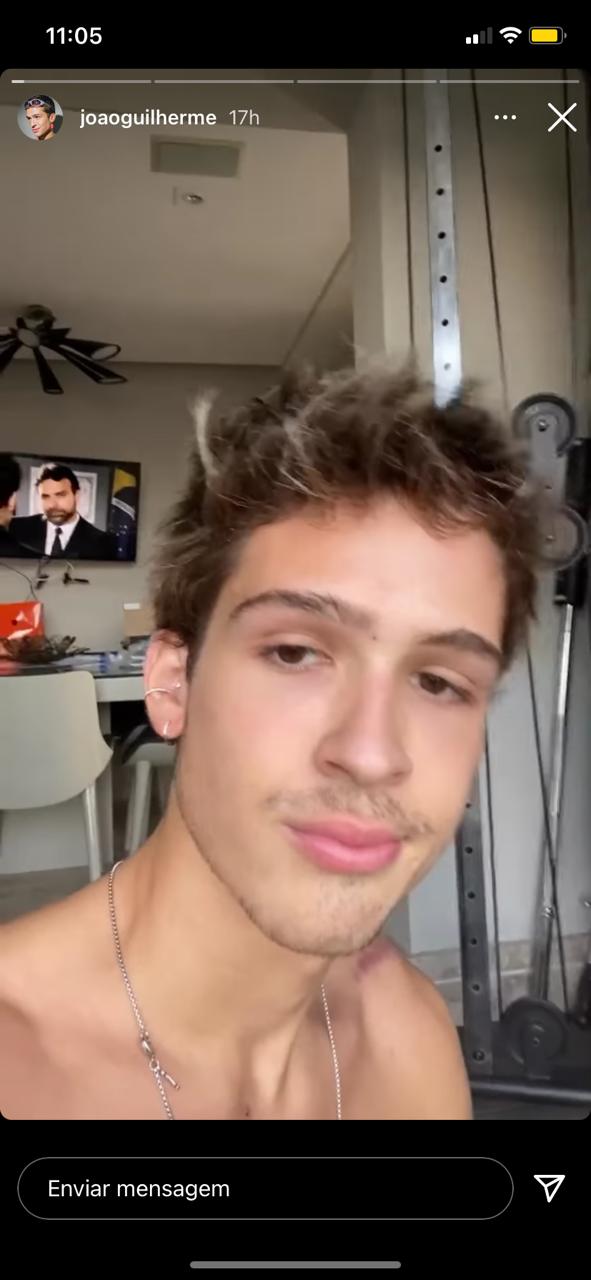 João Guilherme surge nu e deixa parte íntima peludinha à mostra (Reprodução: Instagram)