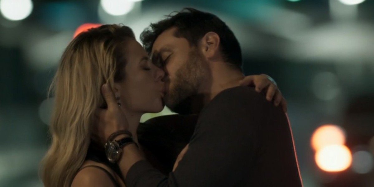 Jeiza e Caio se beijam após fim arrasador do namoro da policial (Foto: Reprodução)