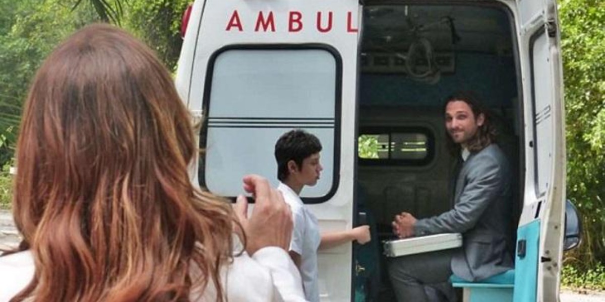 Alberto sendo internado em Flor do Caribe (Foto: Reprodução)