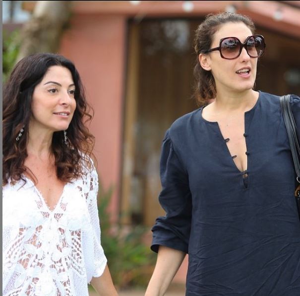 Ana fez homenagem após saída de Paola Carossella da Band e surgiu de mãos dadas com a amiga, após assumir que vai sentir muita falta (Foto: Reprodução)